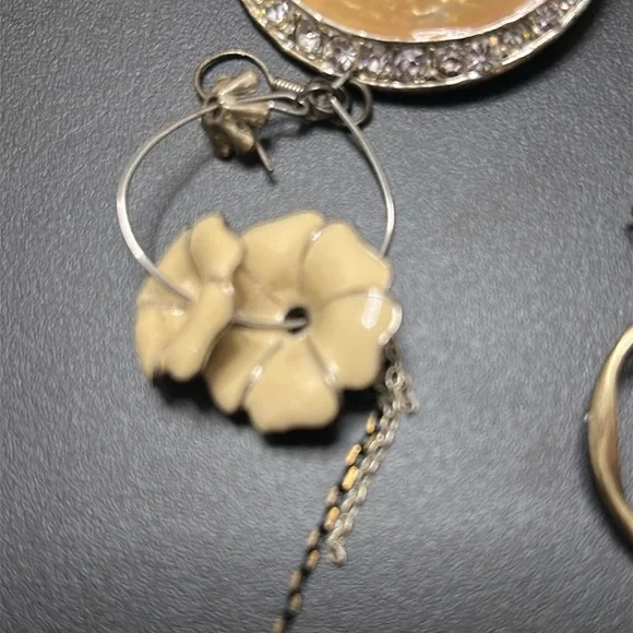 bundle of jewelry- costume, used for crafts or jewelry. Newer and clean. - Picture 13 of 16